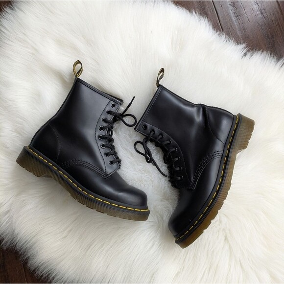 DR. MARTENS 1460 Shiny Smooth Black Leather Womens Boots size 6 - Picture 1 of 14